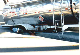 legs under.jpg (268018 bytes)